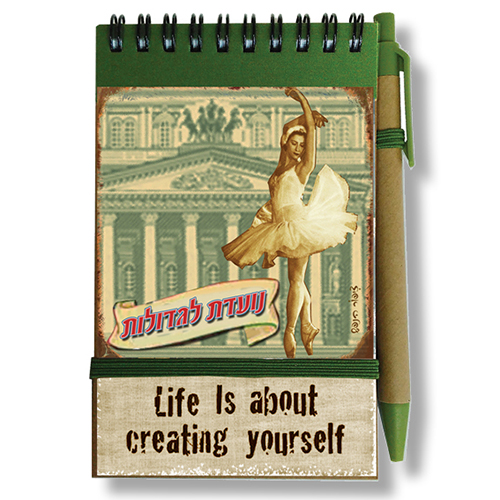 פנקס עם עט דגם רטרו נשים - 
פנקס A6 מידה: 10×15 ס”מ, עם כריכה קשה, סגר גומי, 60 דף שורה.
נייר ממוחזר 80 גרם, עט מצורף.